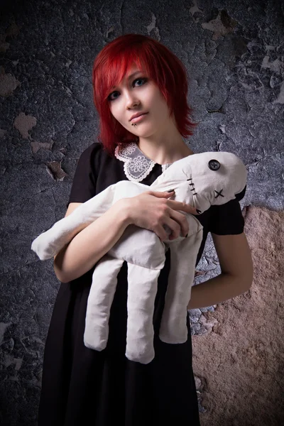 Рыжеволосая девушка с тряпичную куклу — стоковое фото