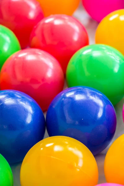 Красочные шарики в номере — стоковое фото