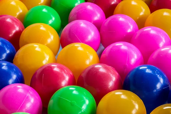 Красочные шарики в номере — стоковое фото