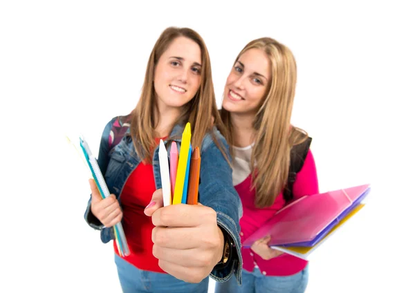 Студенты, имеющие карандашами на белом фоне — стоковое фото