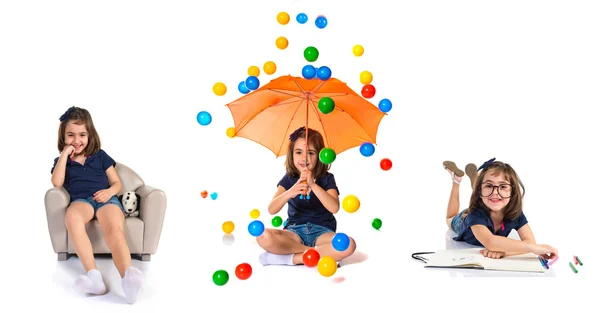 Девушка, удерживая зонтик дождь разноцветных шариков — стоковое фото