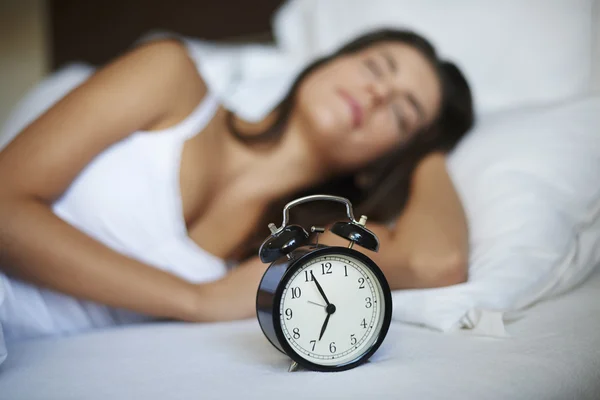 Женщина в постели с тревогой — стоковое фото