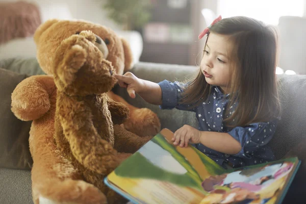 Девушка, читающая сказка для игрушек — стоковое фото