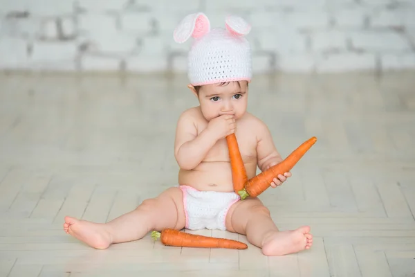 Портрет милый ребенок, одетый в Пасхальный кролик уши — стоковое фото