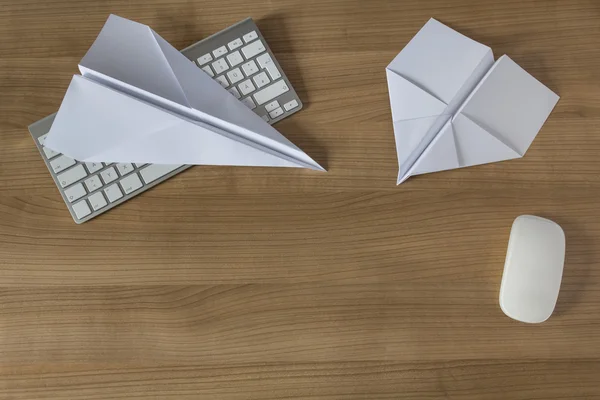 Бумажный самолетик на офисном столе — стоковое фото