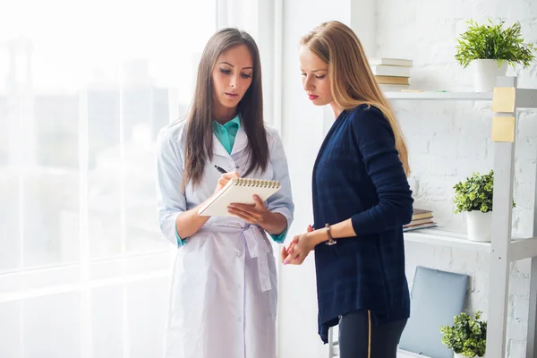 Женщина врач объясняя диагноз назначать ее женского пациента концепции здравоохранения, медицинские, больница — стоковое фото