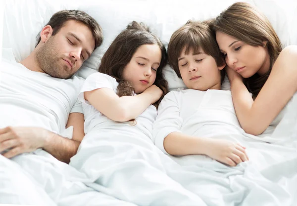 Счастливые семьи спать — стоковое фото