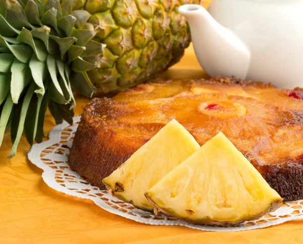 Перевернутый торт и свежий ананас на Оранжевая скатерть — стоковое фото