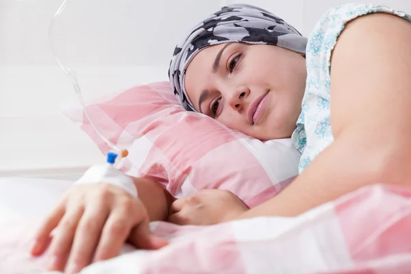 Девушка, полный надежды во время химиотерапии — стоковое фото