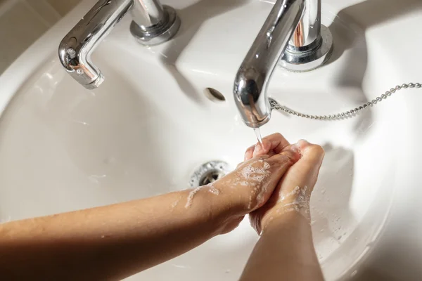 Ребенок, мытье рук в раковину — стоковое фото