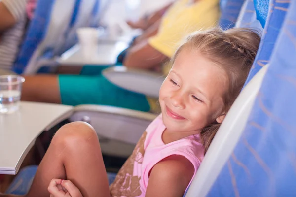 Маленькая улыбающаяся счастливая девочка в самолете — стоковое фото