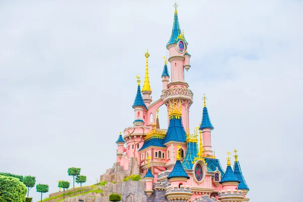Замечательный волшебный замок принцессы в Диснейленде — стоковое фото