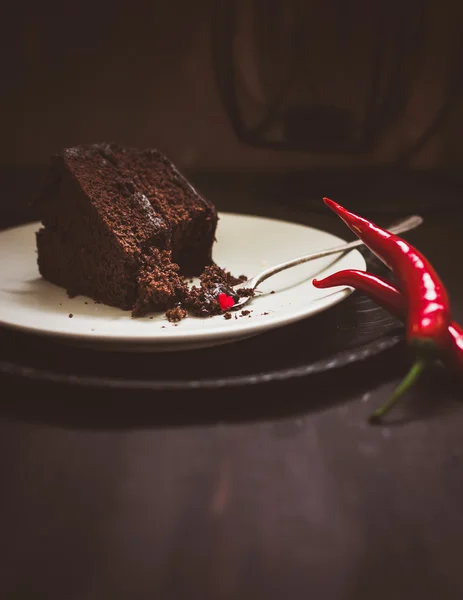 Кусок темного шоколадный торт и красного перца — стоковое фото