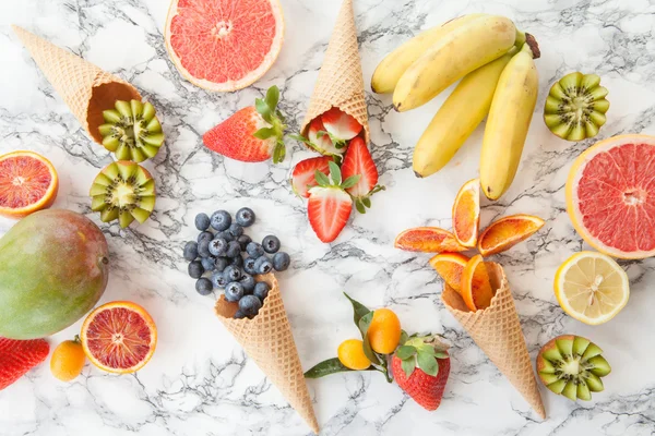 Конусы мороженого с фруктами — стоковое фото