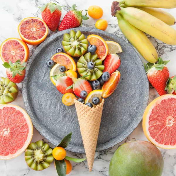 Конус мороженого с фруктами — стоковое фото