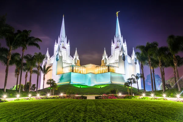 Церковь Иисуса Христа Святых храм ночью — стоковое фото