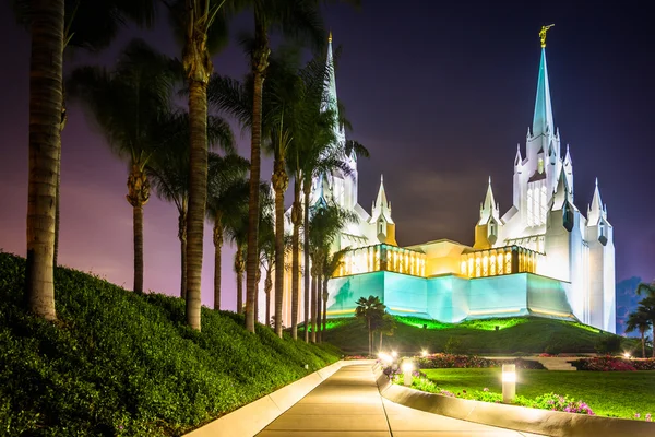 Церковь Иисуса Христа Святых храм ночью — стоковое фото