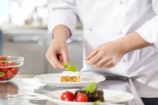 Шеф-повар украсить десерт торт с лимоном лист — стоковое фото