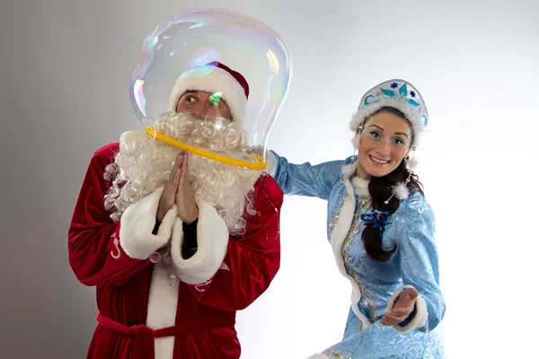 Санта Клаус с девой снега и пузырями мыла — стоковое фото