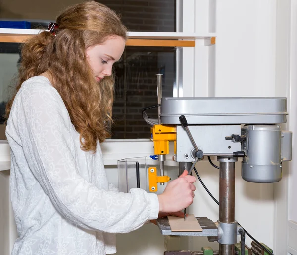 Голландская девушка работает сверлильный станок электрический — стоковое фото