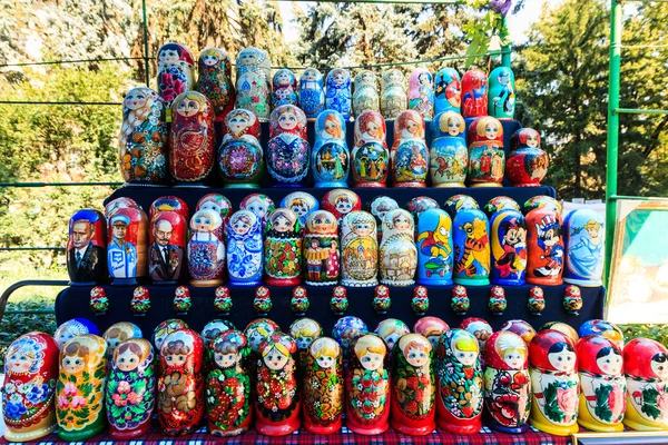 Красочные российские вложенности куклы Матрешка на рынке. matriosh — стоковое фото