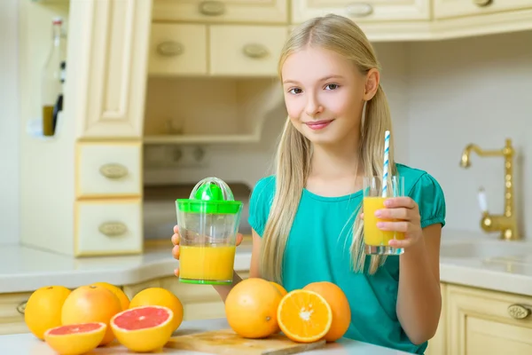 Ребенок с апельсинами. Девушка свежевыжатый апельсиновый сок — стоковое фото