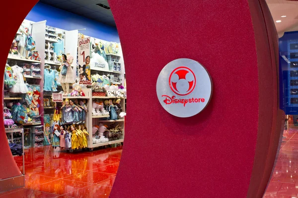 Индианаполис - около февраля 2016: Disney Store розничной Mall местоположение. Disney Store является официальный сайт для покупки я Disney — стоковое фото