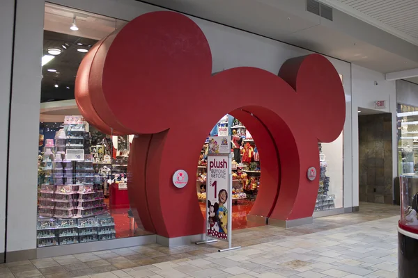 Индианаполис - около февраля 2016: Disney Store розничной Mall местоположение. Disney Store является официальный сайт для Disney магазинов Iii — стоковое фото