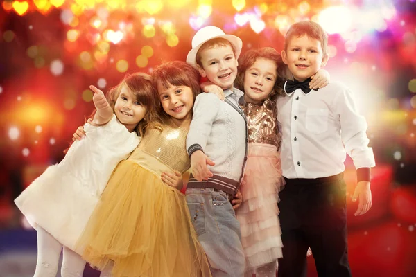 Группа счастливых детей с красочными огнями на фоне — стоковое фото