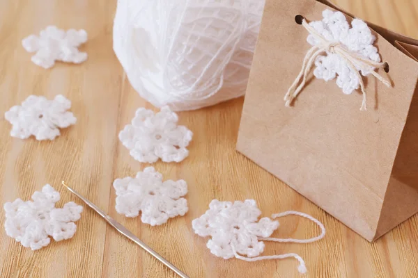 Белый Вязание снежинки для рождественские украшения пакета gif — стоковое фото