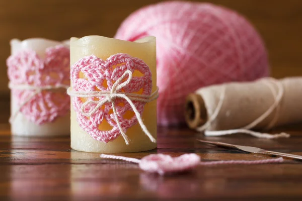 Две свечи с розовыми крючком Самодельное сердце для день Святого Валентина — стоковое фото