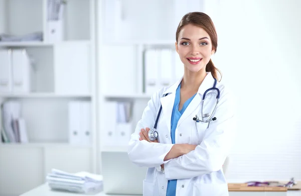 Портрет молодой женщины-врача с белым пальто, стоящим в больнице — стоковое фото