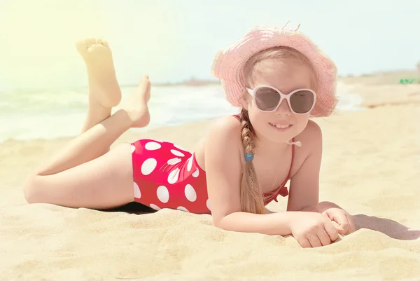 Счастливая девушка на море пляж — стоковое фото