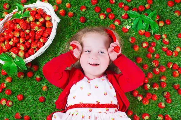 Маленькая девочка ест клубника — стоковое фото