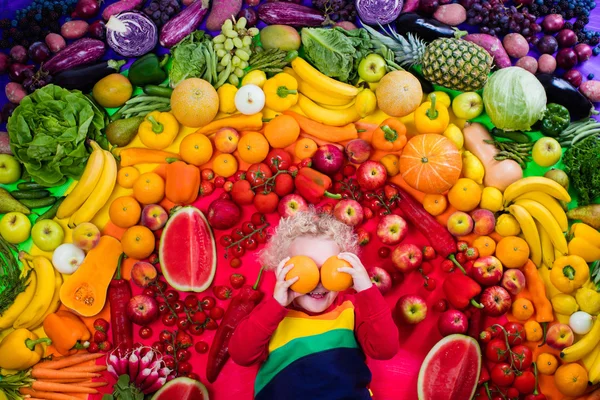 Здоровый фрукты и овощи питание для детей — стоковое фото