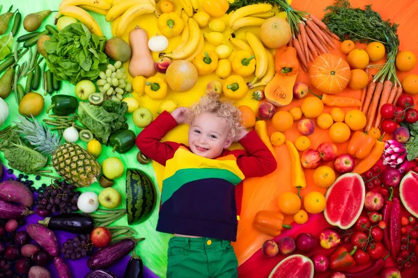 Здоровый фрукты и овощи питание для детей — стоковое фото