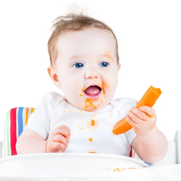 Ребенок ест морковь — стоковое фото