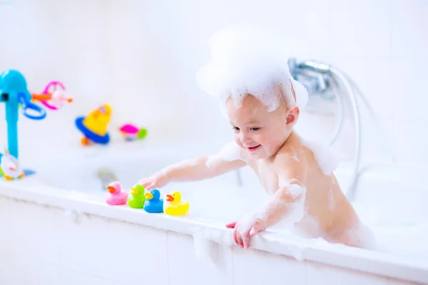 Ребенка в ванне — стоковое фото
