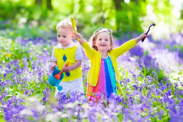 Дети в саду с цветами колокольчика — стоковое фото