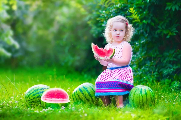 Маленькая девочка ест арбуз — стоковое фото