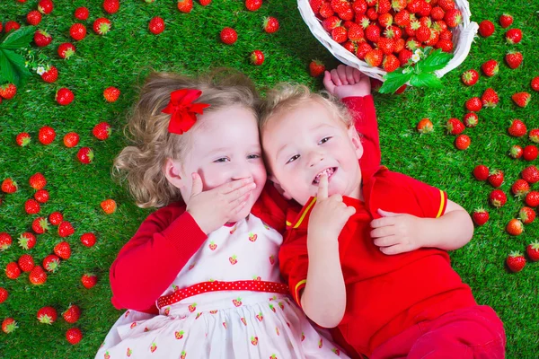 Дети едят клубника — стоковое фото