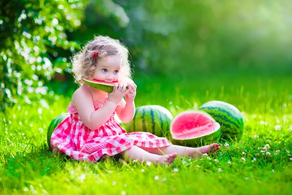 Маленькая девочка ест арбуз — стоковое фото
