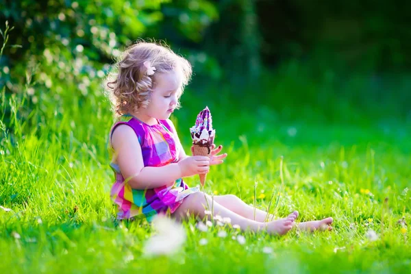 Маленькая девочка, едящая мороженое — стоковое фото