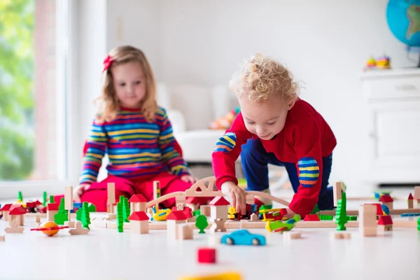 Дети играют с игрушка железная дорога и поезда — стоковое фото