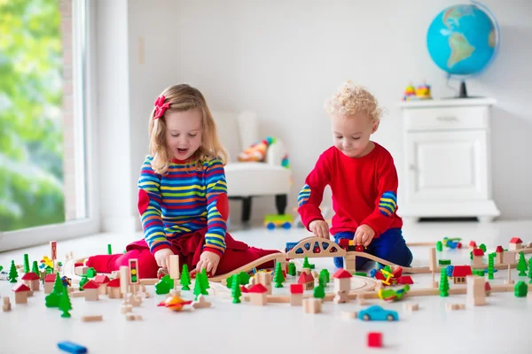 Дети играют с игрушка железная дорога и поезда — стоковое фото