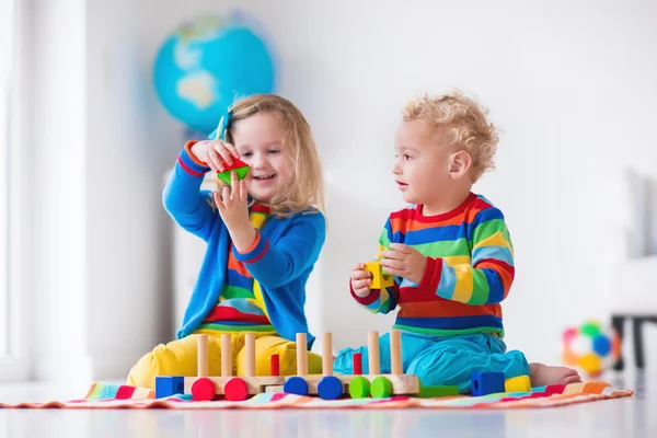 Дети играют с деревянный игрушечный поезд — стоковое фото
