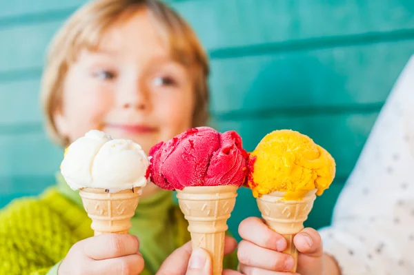 Три кукурузы мороженого, держа руки мать и двое детей — стоковое фото