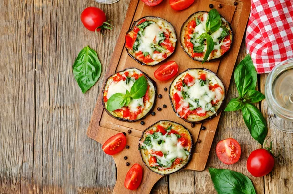 Пицца из баклажанов с помидорами и базиликом — стоковое фото