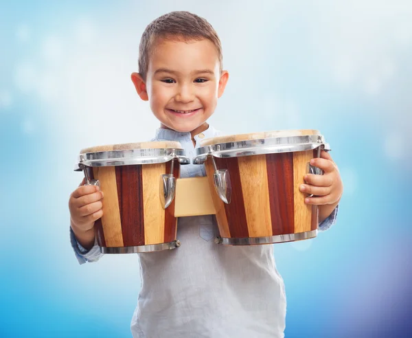 Маленький мальчик, держащий барабан — стоковое фото