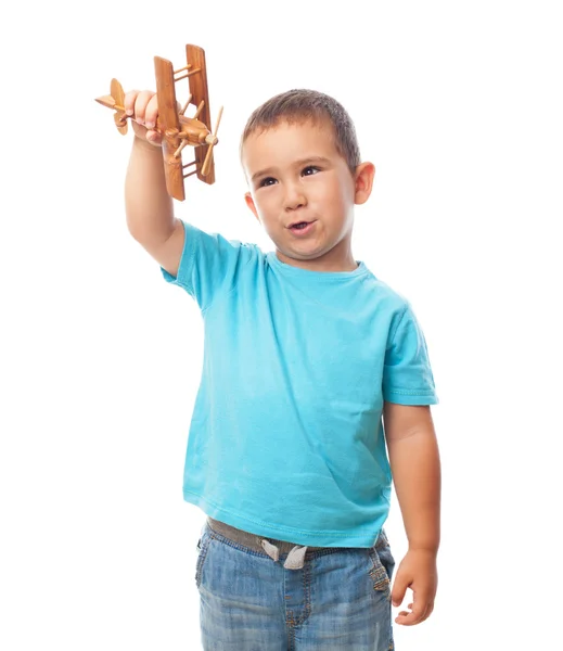 Маленький мальчик, играющий с самолетом — стоковое фото